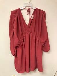 Plus size Solid V-neck woven top