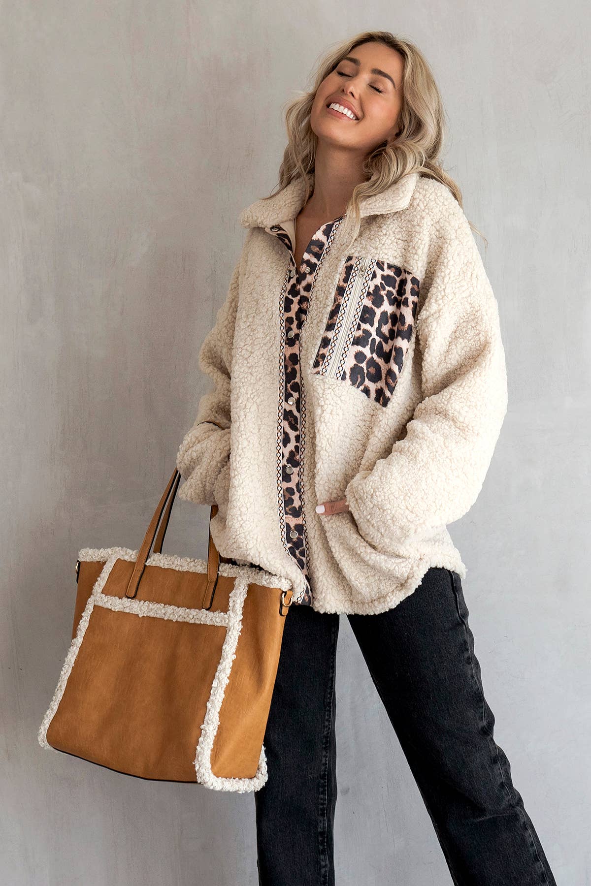 Jen & Co. - M2174 Lulu Sherpa Trim Tote w/ Front Pocket